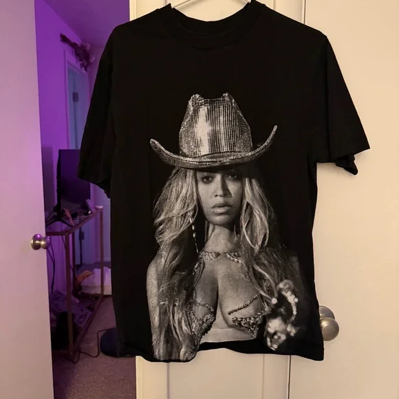 Beyonce Renaissance World Tour Graphic Tshirt - Picture 1 of 5